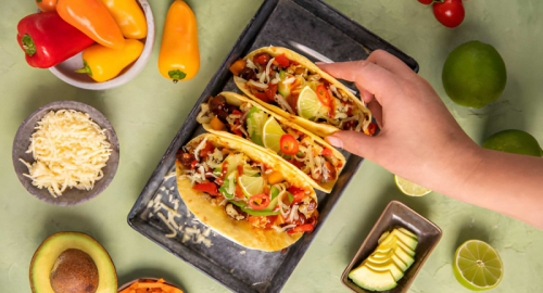 Tacos vegani di riso con melanzane al miso e pesche